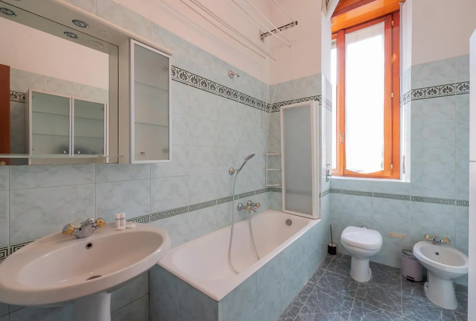 Xenia Apartments - Classical Suite In Central Station Milão 0*,