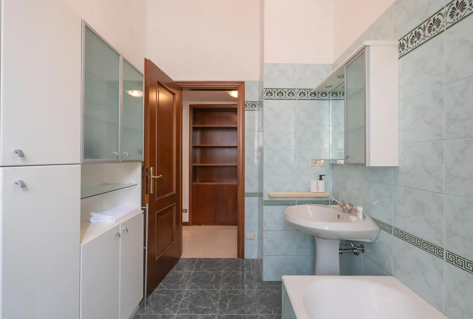 Xenia Apartments - Classical Suite In Central Station ميلان